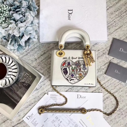 Geantă mini Lady Dior cu lanț din piele de vițel netedă albă cu broderie Niki de Saint Phallée M927