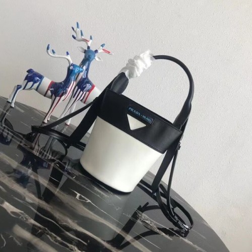 Geantă de umăr din piele Prada Margit 1BE015 Negru și alb