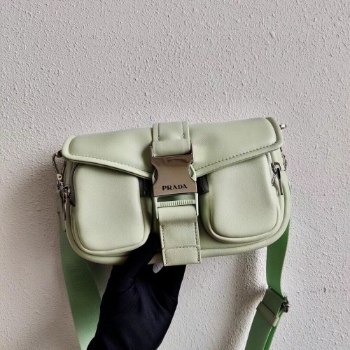 Geantă Prada Pocket din nailon și piele periată 1BD295 verde