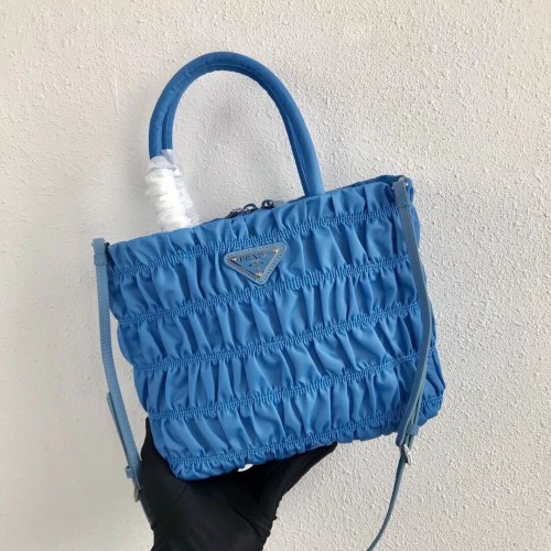 Geantă tote Prada Re-Edition din nailon 1BG321 albastru deschis