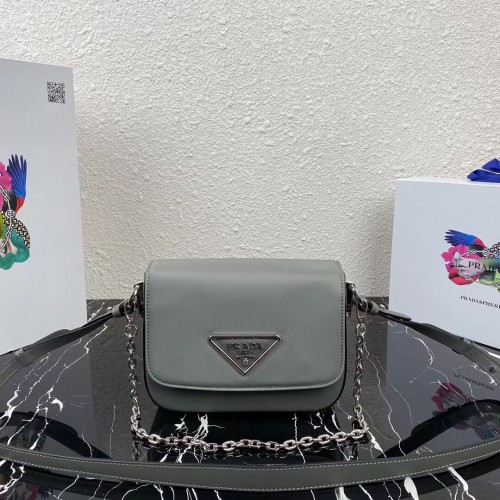 Geantă de umăr Prada mică din piele periată 1BA263 gri