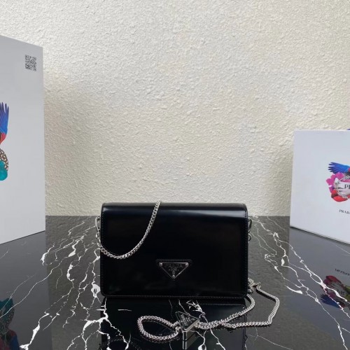 Geantă de umăr Prada mică din piele periată 1BH307 neagră