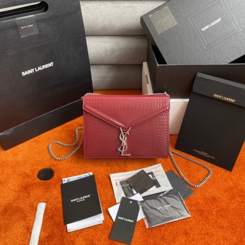 SAINT LAURENT GEANTĂ CASSANDRA MEDIE CU LANȚ DIN PIELE STRĂLUCITOARE CU IMPRIMARE CROCODIL 532750 Burgundia