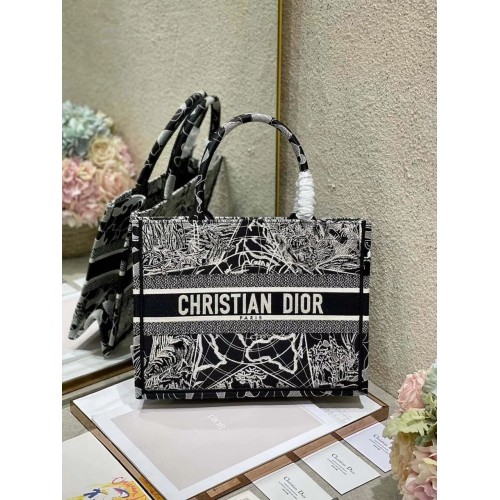 PUNGĂ DIOR MICĂ BOOK TOTE Broderie glob alb-negru M1296ZJ