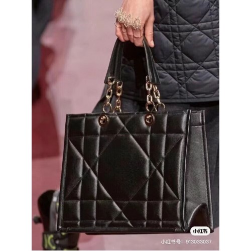 GEANTĂ MICĂ DIOR ESSENTIAL TOTE PIELE DE VIȚEL ARCHICANNAGE ALUNE M87211 NEGRU