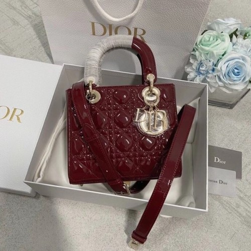 GEANTĂ MICĂ LADY DIOR DIN PIELE DE VIȚEL LĂCUTĂ ROȘIE M0531