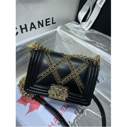 Geantă mică CHANEL pentru băieți, piele de vițel șifonată, metal auriu A67085 negru
