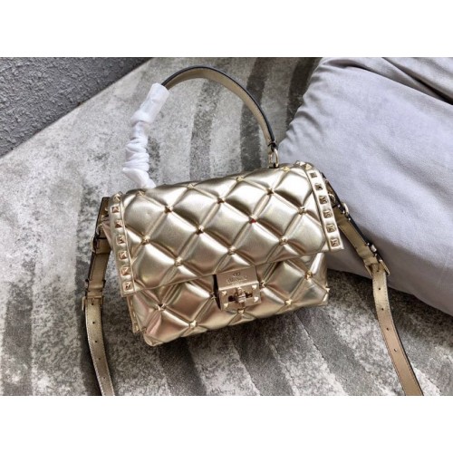 Geantă de umăr din piele matlasată VALENTINO Candy Rockstud 6019 auriu