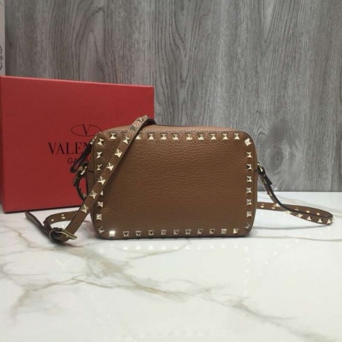 Geantă crossbody din piele VALENTINO Rockstud pentru cameră foto 2855 maro
