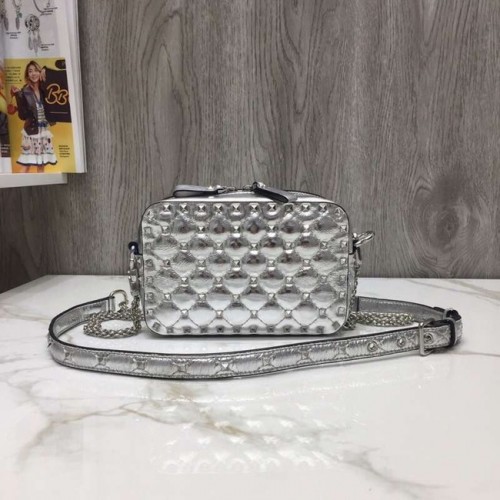 Geantă crossbody din piele VALENTINO Rockstud pentru cameră 57367 argintie