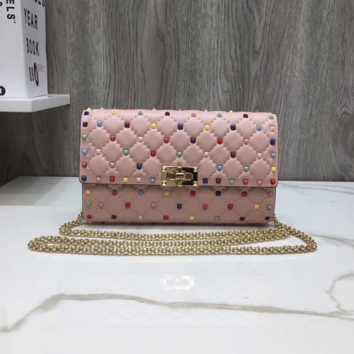 Geantă crossbody VALENTINO Rockstud din piele matlasată 72610 roz