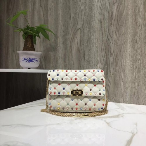 Geantă de umăr mică VALENTINO Rockstud din piele matlasată 77562 albă