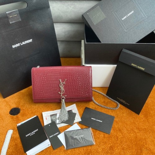 Portofel Yves Saint Laurent Kate Chain cu ciucuri din piele strălucitoare cu relief de crocodil 452159 Burgundy