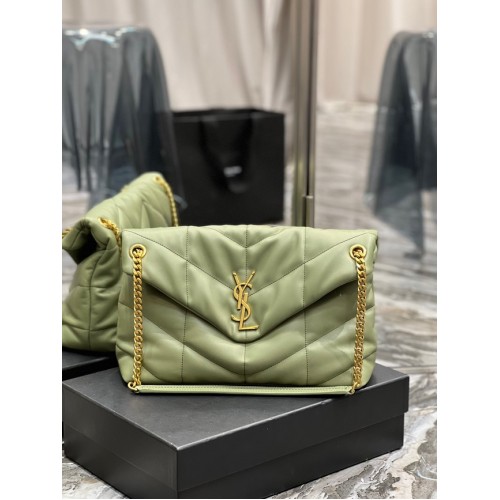 Yves Saint Laurent LOULOU PUFFER MEDIE GEANTĂ DIN PIELE MATĂ ȘI ȘIROASE Y577475 VERDE DESCHIS
