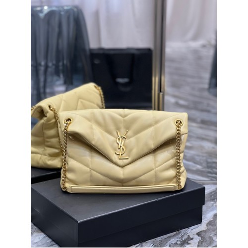 Yves Saint Laurent LOULOU PUFFER MEDIE GEANTĂ DIN PIELE MATLASATĂ ȘI ȘIROASE Y577475 galben