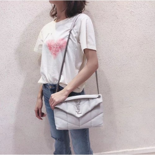 Yves Saint Laurent GEANTĂ MICĂ LOULOU PUFFER DIN PIELE MATĂ ȘI ȘIROASE Y577476 Alb