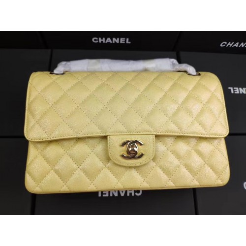 Geantă Chanel cu clapă din piele de vițel granulată iridescentă și auriu AS1112 galben