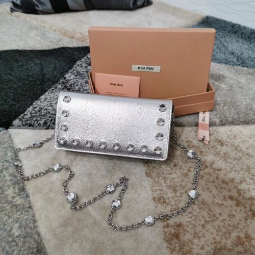 miu miu Clutch Matelasse din piele Nappa 5DH044 argintiu
