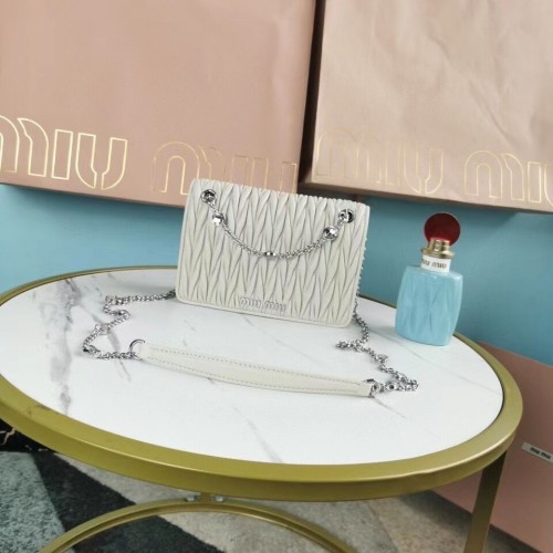 Geantă de umăr Miu Miu Matelasse Nappa din piele 5AC065 albă