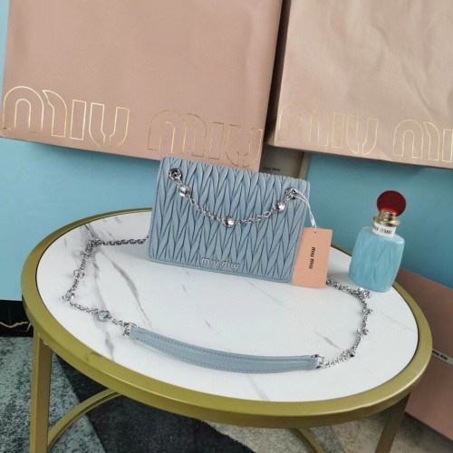 Geantă de umăr miu miu Matelasse Nappa din piele 5AC065 albastru deschis