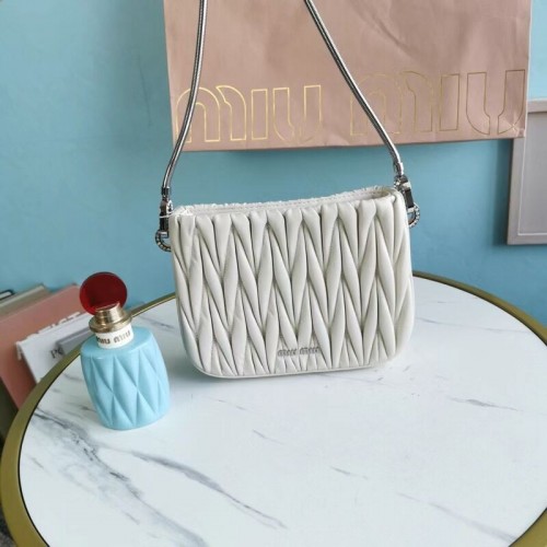 Geantă de umăr mini Miu Miu Matelasse Nappa Leather 5BH200 Argintie