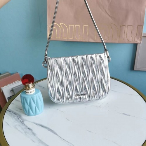 Geantă de umăr mini Miu Miu Matelasse Nappa Leather 5BH200 Argintie