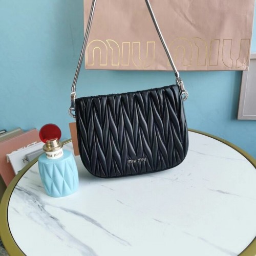 Geantă de umăr mini miu miu Matelasse Nappa din piele 5BH200 neagră