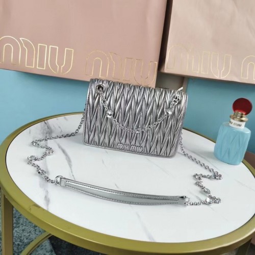 Geantă de umăr mini miu miu Matelasse Nappa din piele 5TT124 argintie