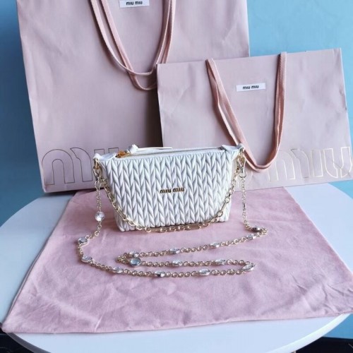 Geantă de umăr mini miu miu Matelasse Nappa din piele 6BE641 albă